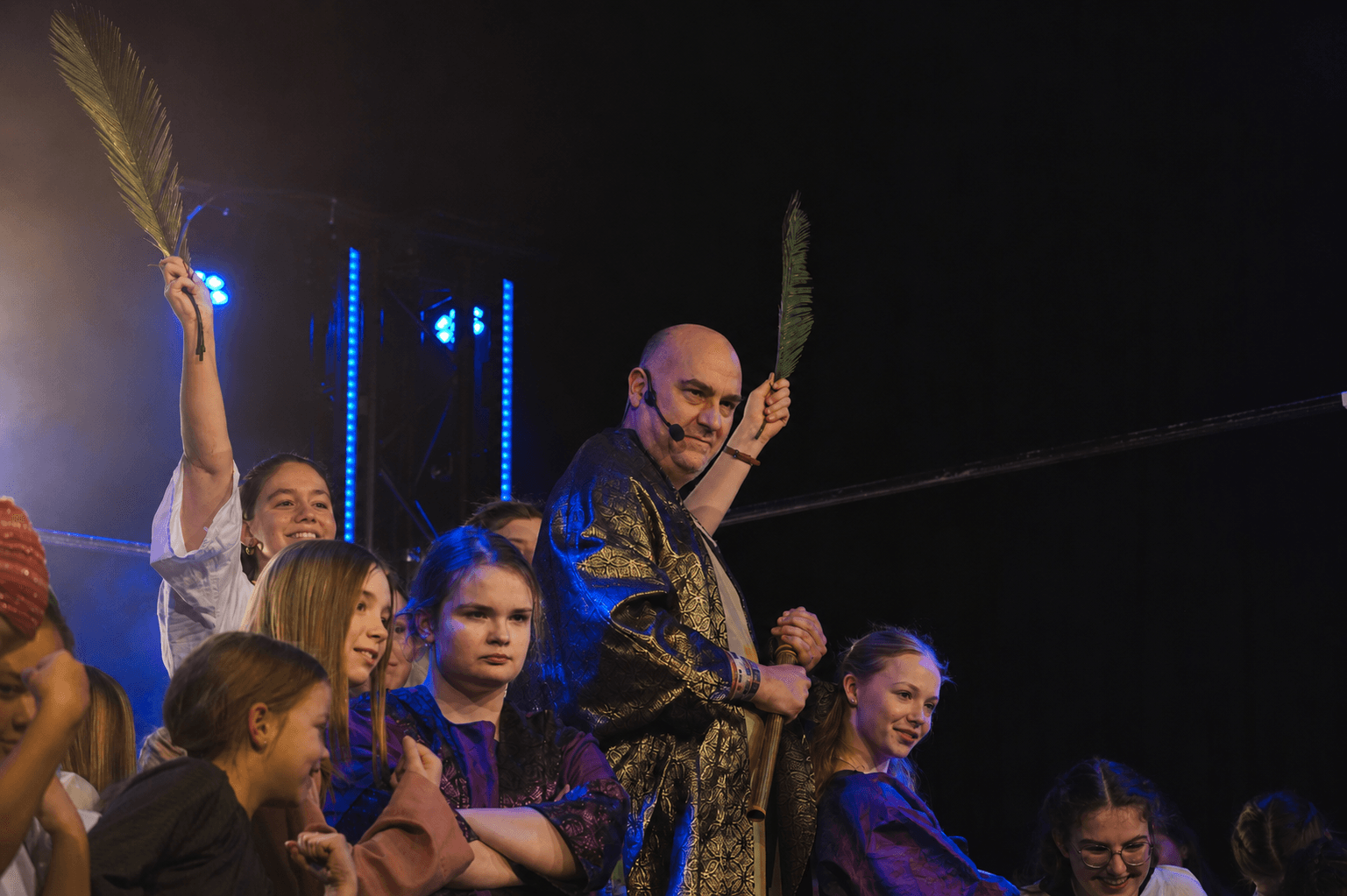 Schauspieler im königlichen Kostüm auf der Bühne