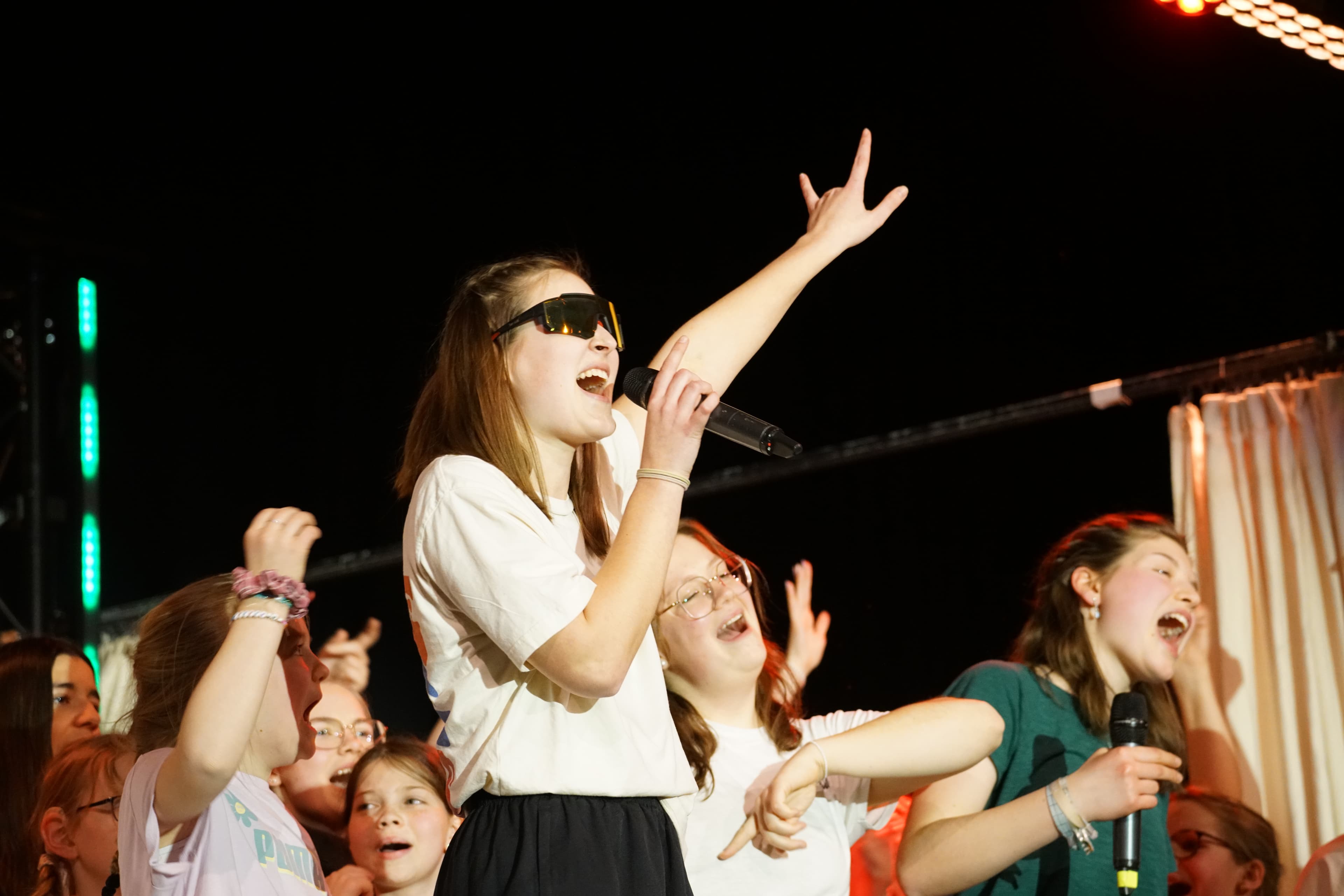 Menschen auf der Musicalbühne